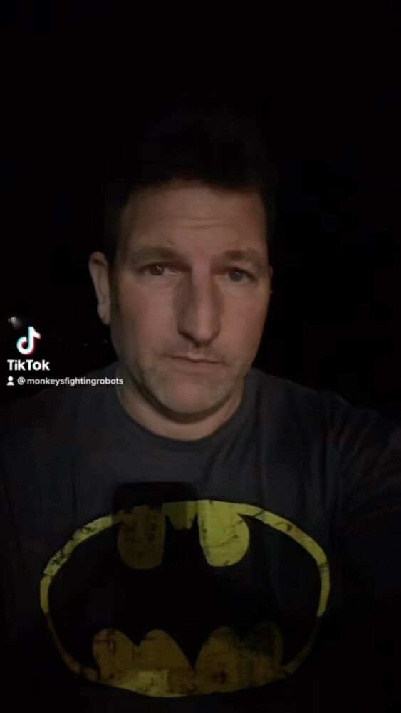 17944470872259647_monkeysfightingrobots