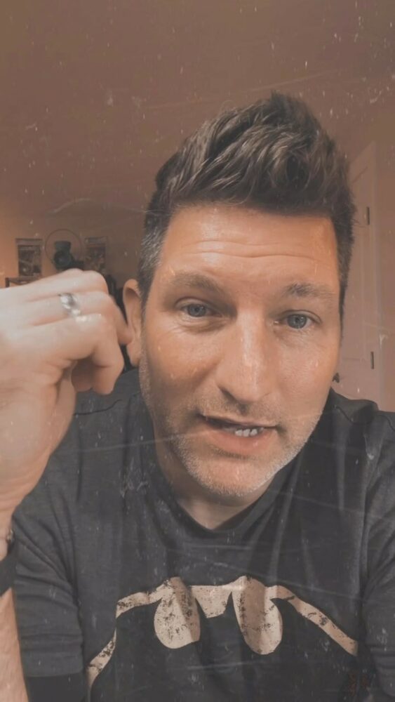 17971455976794858_monkeysfightingrobots